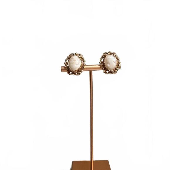 Vintage Florenza Victorian Revival Cameo Clip-On Earrings - Picture 7 of 8